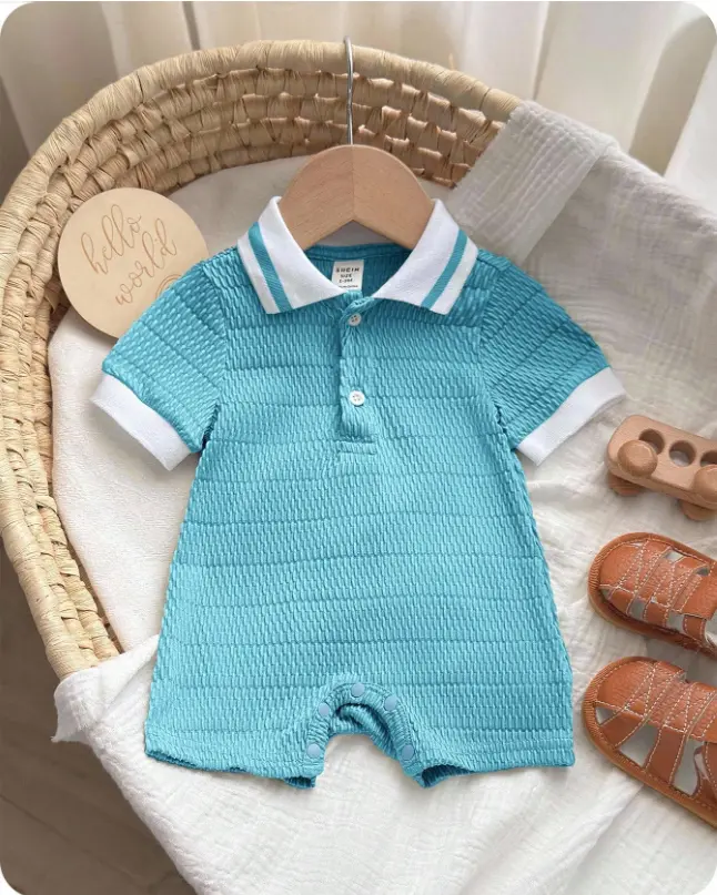 Pelele de manga corta con cuello polo, media cremallera y pantalón corto